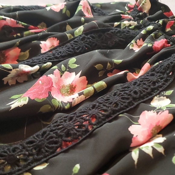 Blouses - Picture 2 of 3